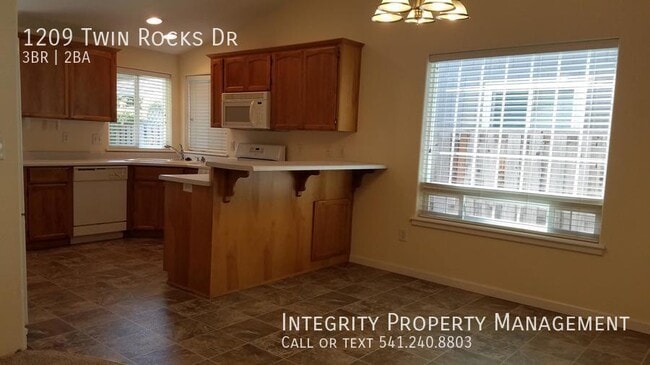 1209 Twin Rocks Dr in Central Point, OR - Building Photo - Building Photo
