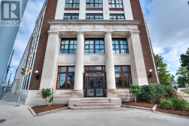 property at 410-410 King St W