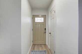 8427 Snowden Oaks Plz in Laurel, MD - Foto de edificio - Building Photo