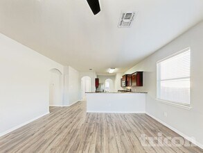 417 Sapphire Ln in Jarrell, TX - Foto de edificio - Building Photo