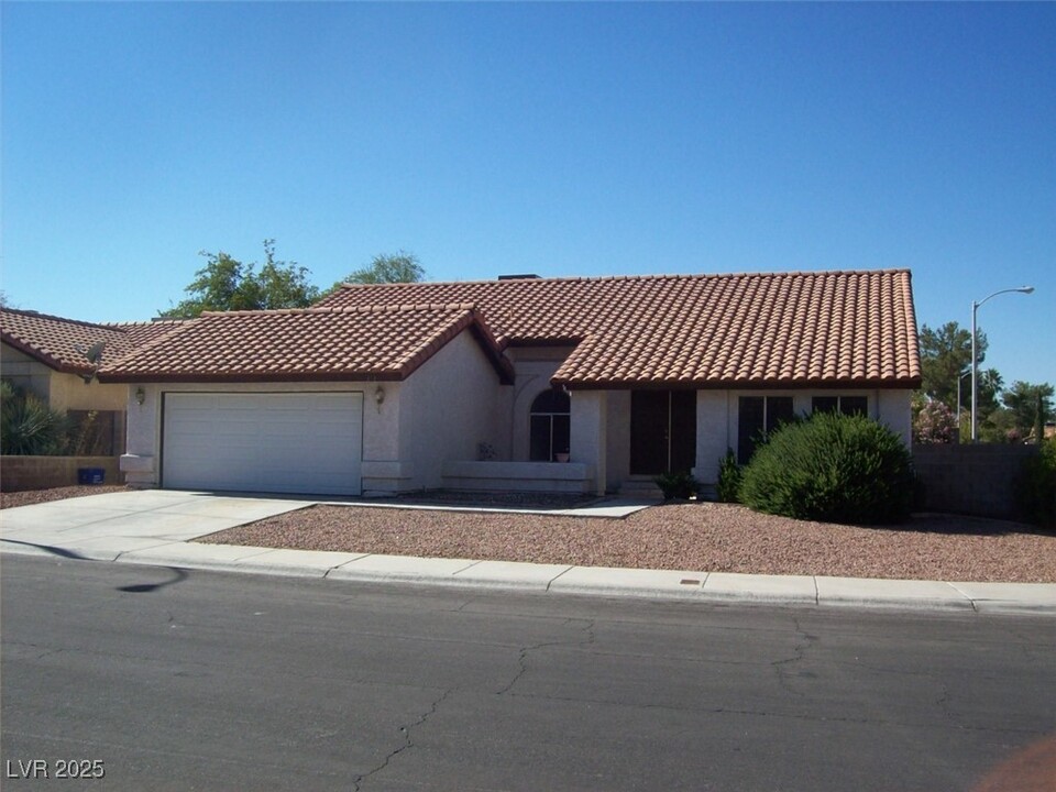 121 Hanover Dr in Henderson, NV - Building Photo