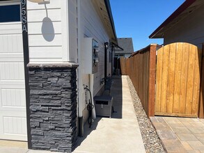 2958 NW 15th Way, Unit A in Battle Ground, WA - Building Photo - Building Photo