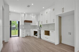 10424 NW 33rd Ave in Miami, FL - Building Photo - Building Photo