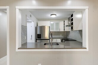 811 SE 4th Ave in Dania Beach, FL - Building Photo - Building Photo