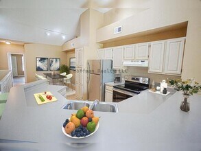 1060 Normandy Trace Rd in Tampa, FL - Building Photo - Building Photo