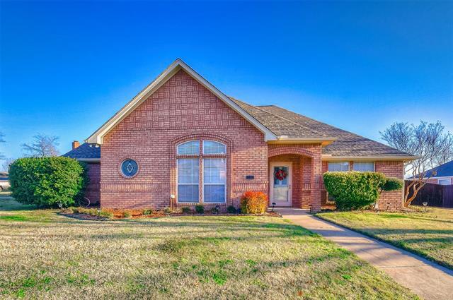 10192 Fieldcrest Dr in Benbrook, TX - Building Photo