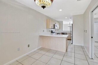 9880 NW 24th St in Sunrise, FL - Foto de edificio - Building Photo