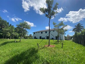 5613-5615 Polk St in Hollywood, FL - Building Photo - Building Photo