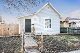 912 N Livingston Ave in Indianapolis, IN - Building Photo