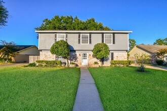 7310 Ridge Oak Dr in Houston, TX - Building Photo - Building Photo