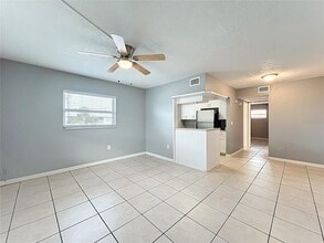 11705 3rd St E, Unit 5 in Treasure Island, FL - Building Photo - Building Photo