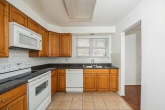 8640 Skokie Blvd, Unit 306 in Skokie, IL - Building Photo - Building Photo