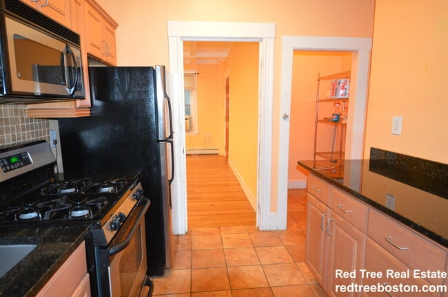 1742 Commonwealth Avenue, Unit 3 in Boston, MA - Foto de edificio - Building Photo