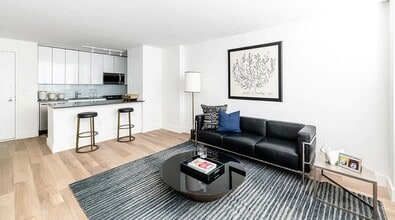 247 E 35th St in New York, NY - Foto de edificio - Building Photo