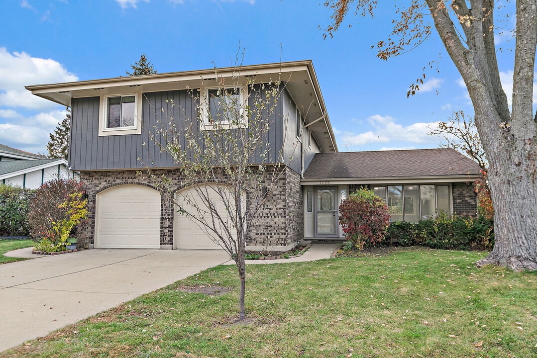 1126 Tiverton Ct in Schaumburg, IL - Building Photo