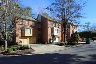 280-300 Dunwoody Creek Cir in Atlanta, GA - Building Photo