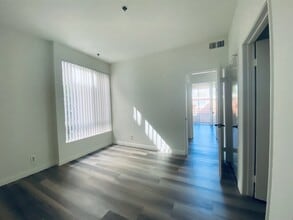 1220 N Las Palmas Ave, Unit 106 in Los Angeles, CA - Foto de edificio - Building Photo