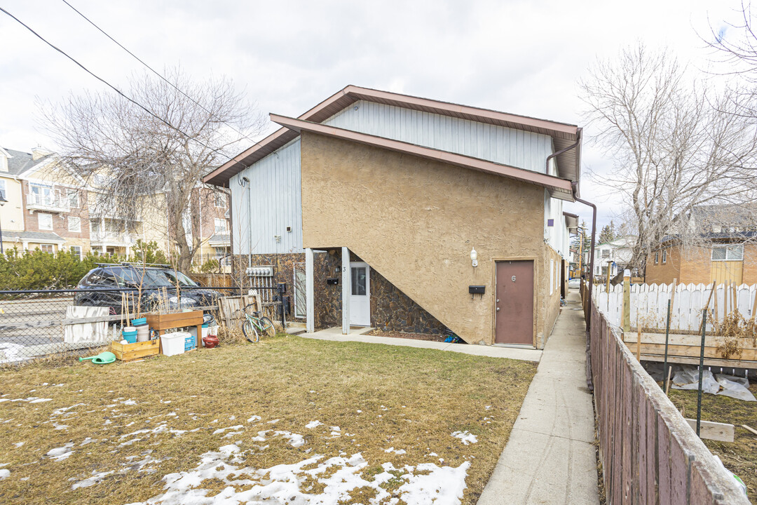 2127 35 Av SW in Calgary, AB - Building Photo