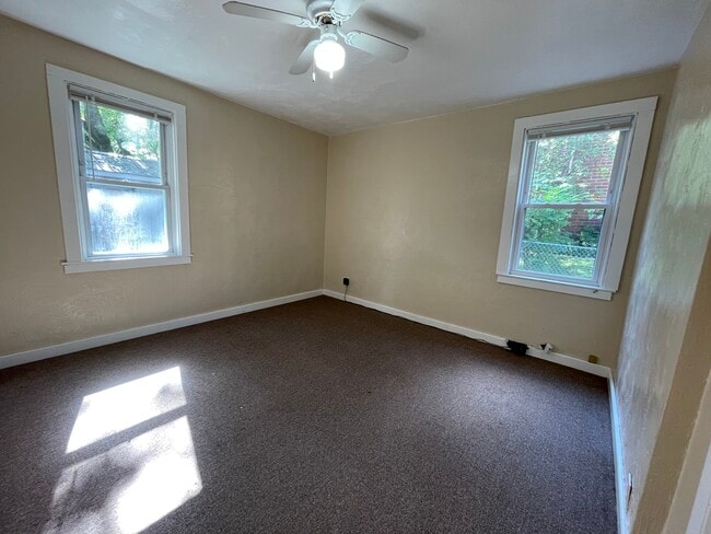 329 Hemlock Dr in Coraopolis, PA - Building Photo - Building Photo