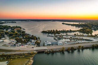 115 Nippersink Blvd in Fox Lake, IL - Foto de edificio - Building Photo
