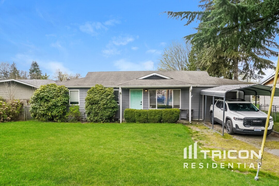 212 Valley Ave in Sumner, WA - Building Photo
