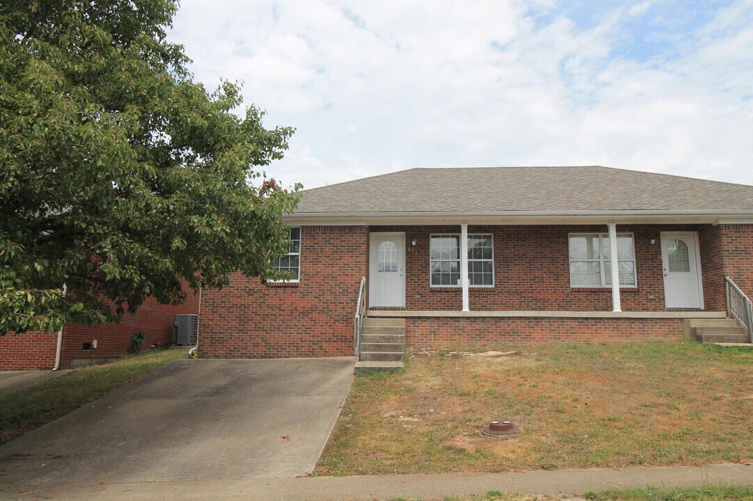 213 Homestead Dr in Nicholasville, KY - Foto de edificio