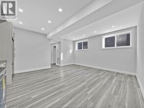 3549 Peter St in Windsor, ON - Foto de edificio - Building Photo