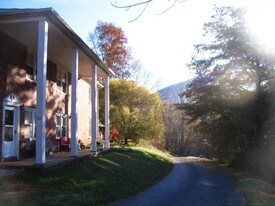 60 Webb Cove Rd, Unit UnitA in Asheville, NC - Building Photo