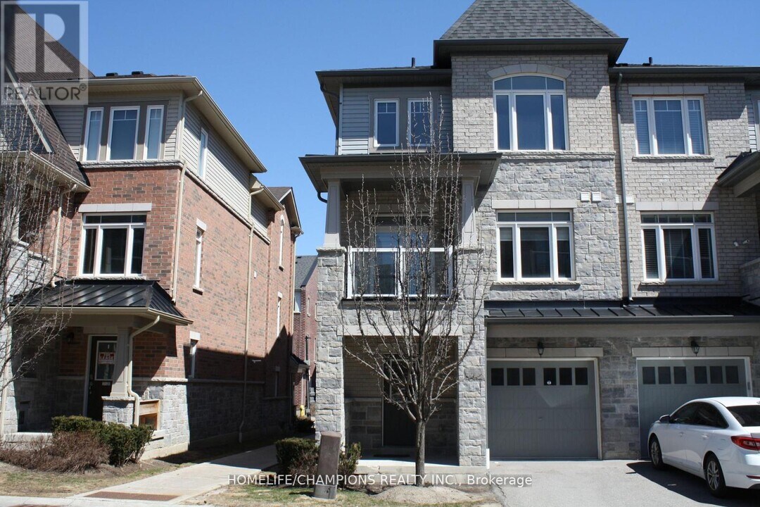 2517 Boston Gln in Pickering, ON - Building Photo