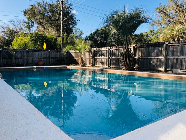2156 NW 4th Pl, Unit Attached Studio Apt in Gainesville, FL - Foto de edificio - Building Photo