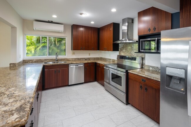 6969 Niumalu Loop in Honolulu, HI - Building Photo - Building Photo