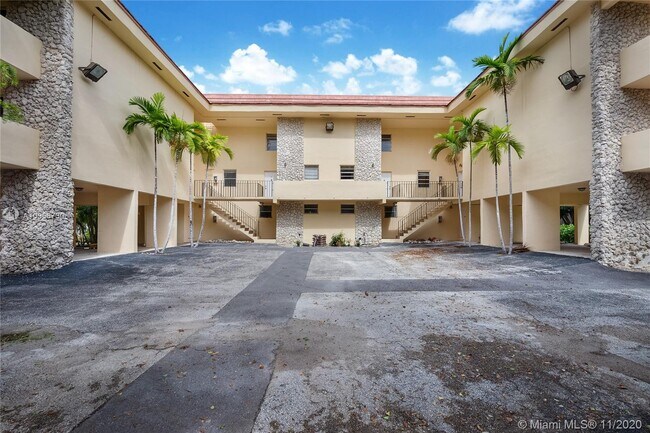 11 Edgewater Dr-Unit -3 in Coral Gables, FL - Building Photo - Building Photo