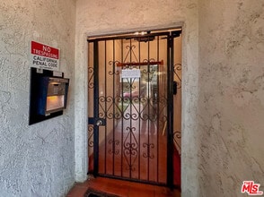 340 N Oakhurst Dr in Beverly Hills, CA - Building Photo - Building Photo