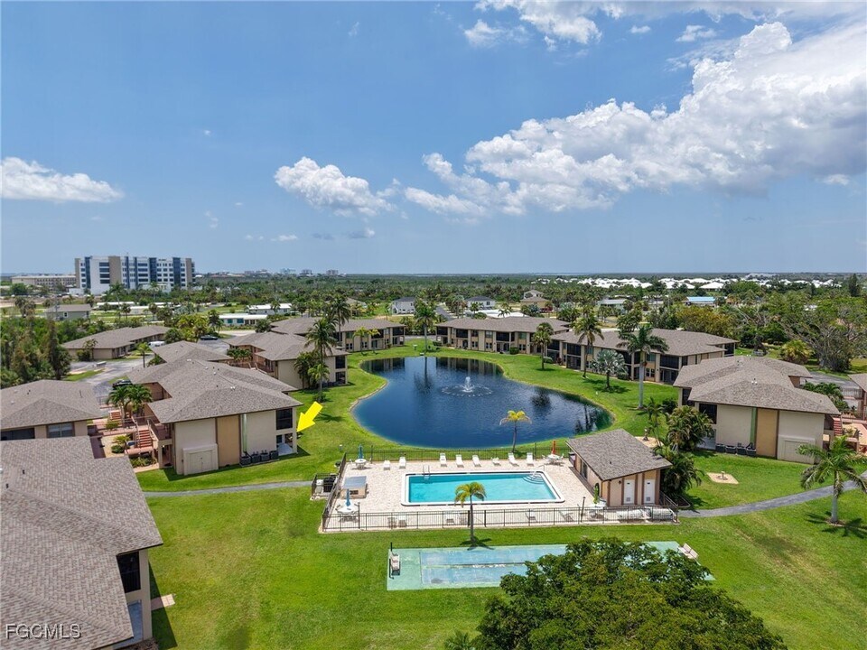 16881 Davis Rd in Ft. Myers, FL - Foto de edificio