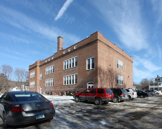 45 Riverside Ave in Torrington, CT - Foto de edificio - Building Photo