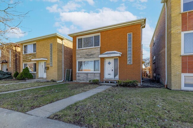 7055 W 63rd St in Chicago, IL - Building Photo - Building Photo