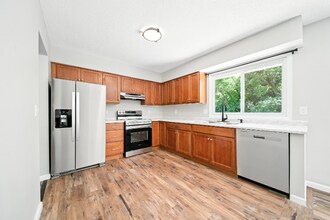 7680 Berkshire Way in Osseo, MN - Foto de edificio - Building Photo