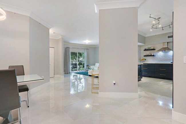 360 Crestwood Cir-Unit -204 in Royal Palm Beach, FL - Building Photo - Building Photo