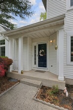 160 Buttonwood Dr in Piscataway, NJ - Foto de edificio - Building Photo