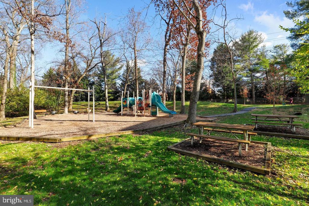 5717 Brewer House Cir in North Bethesda, MD - Building Photo