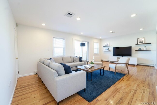 556 E Harrison St in Long Beach, NY - Building Photo - Building Photo