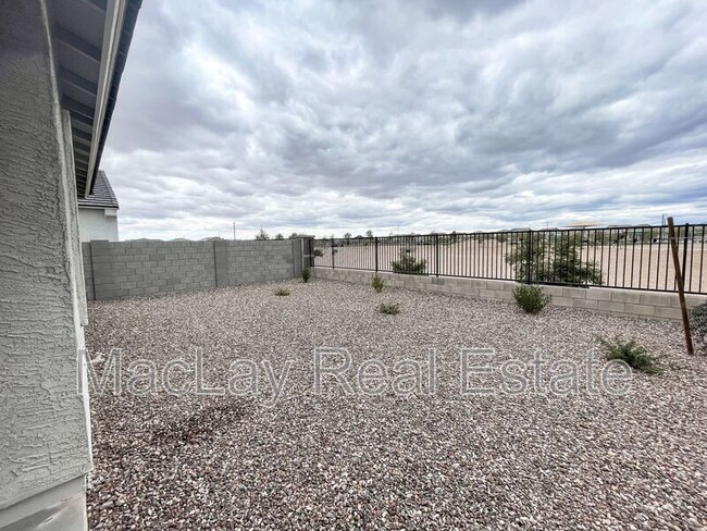 18444 W Desert Holw Dr in Surprise, AZ - Foto de edificio - Building Photo