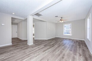 1101 W South St in Alvin, TX - Building Photo