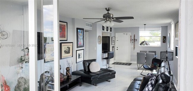 14165 SW 87th St in Miami, FL - Foto de edificio - Building Photo