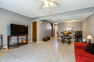 8911 GSRI Ave in Baton Rouge, LA - Foto de edificio - Building Photo