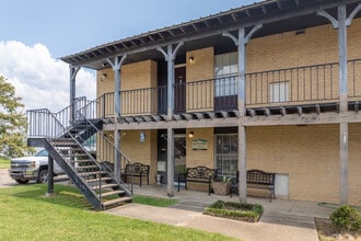 Villa Del Lago Apartments in Shreveport, LA - Foto de edificio - Building Photo
