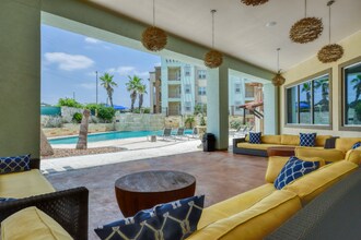 6007 Grissom Rd in San Antonio, TX - Foto de edificio - Building Photo