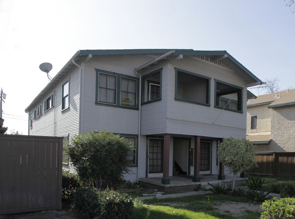 320-324 E Wilshire Ave in Fullerton, CA - Building Photo