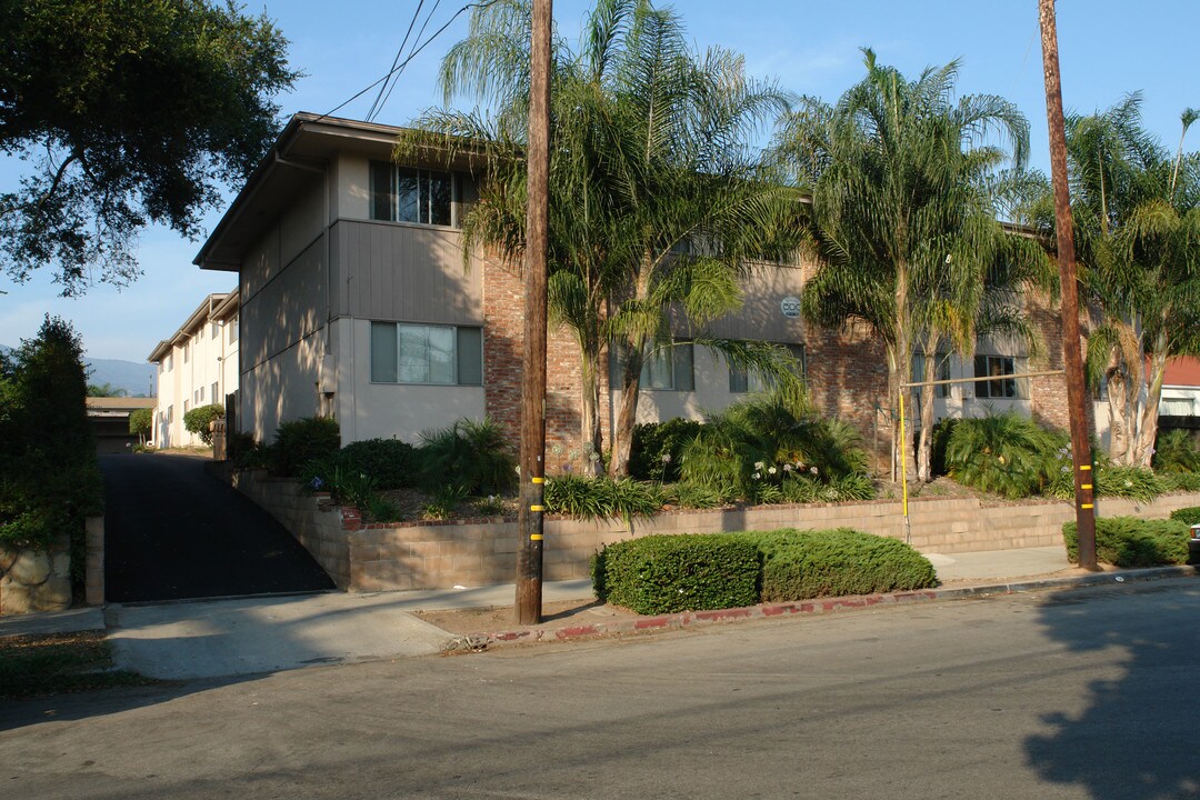 2102 Bath St in Santa Barbara, CA - Building Photo