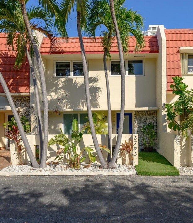 3793 NE 170th St in North Miami Beach, FL - Building Photo